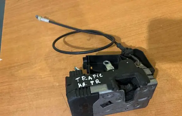 Renault Trafic II (X83) Front door lock 8200008246 91166237