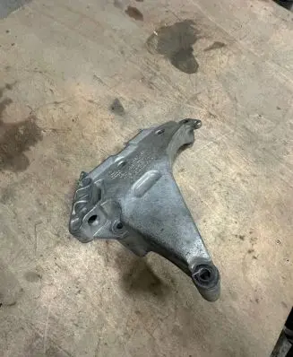 Volkswagen Touran II Engine mounting bracket 03L199207 K7S121Y120