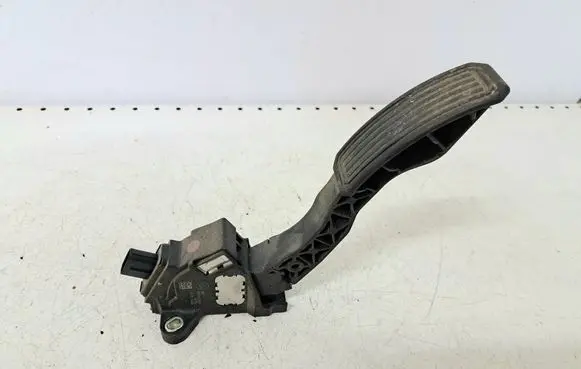 Accelerator throttle pedal