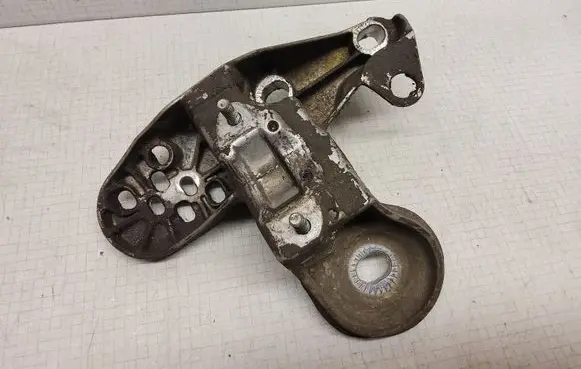 Engine mounting bracket