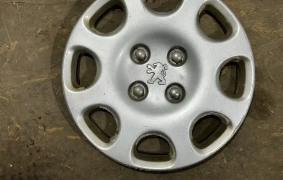 Peugeot 306 R14 wheel hub/cap/trim 9631447377