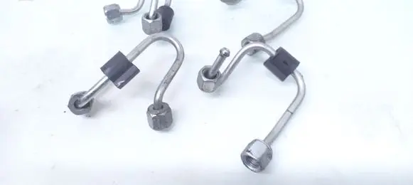 Volkswagen PASSAT B6 Fuel injector supply line/pipe 
