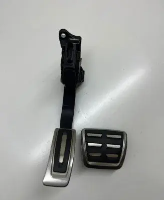Accelerator throttle pedal