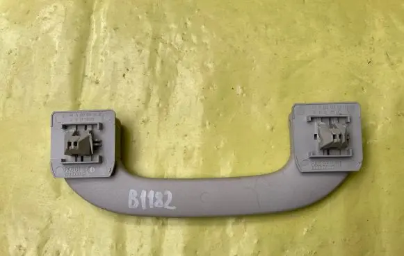 Mercedes-Benz B W245 Front interior roof grab handle A1698100151