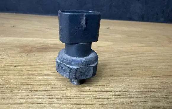 Toyota Avensis T250 Air conditioning (A/C) pressure sensor