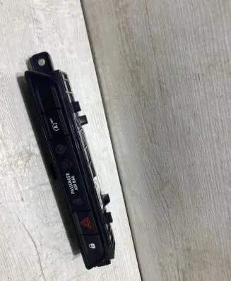 Dacia Sandero III Hazard light switch 283E85684R