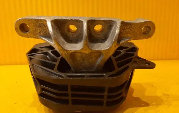 Opel Corsa F Engine mounting bracket