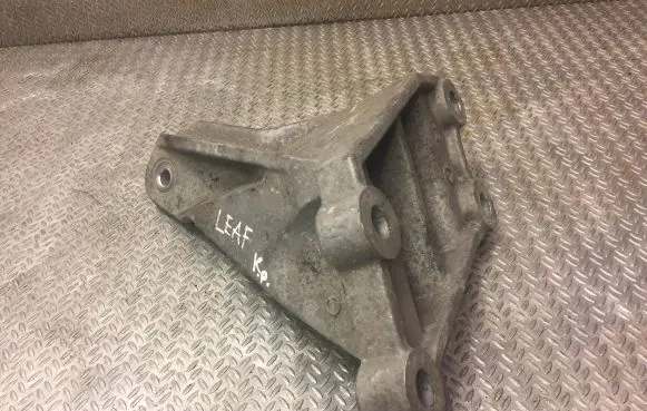 Nissan Leaf I (ZE0) Engine mounting bracket
