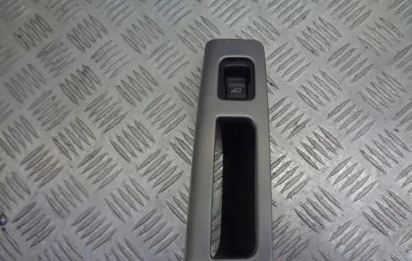 Volvo V50 Quarter vent window switch 8663819