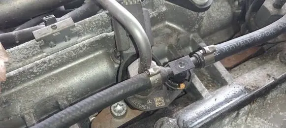 Mercedes-Benz R W251 Fuel injector 0445115076