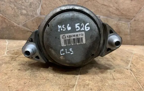 Mercedes-Benz CLS C218 X218 Engine mount bracket A2042404817
