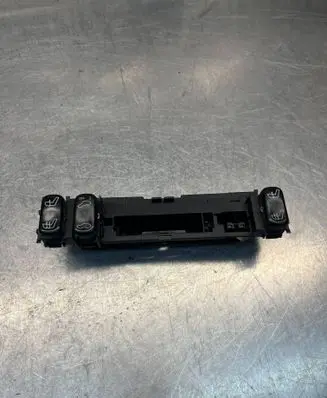 Mercedes-Benz E W210 Seat heating switch 2108200151 679305