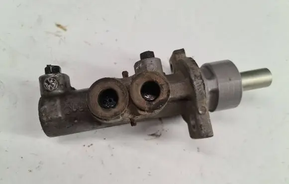 Volkswagen Golf IV Master brake cylinder 21027099