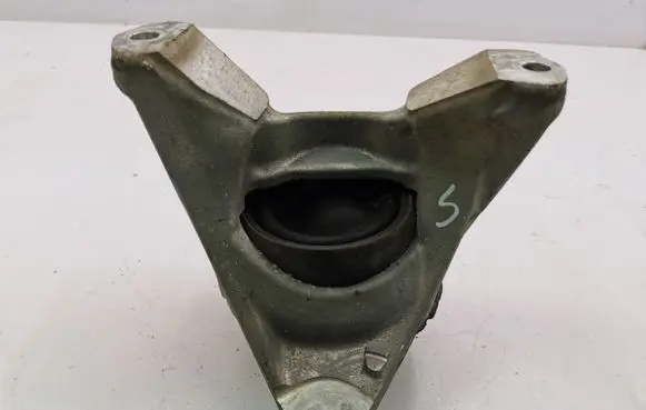 Honda CR-V Engine mount bracket