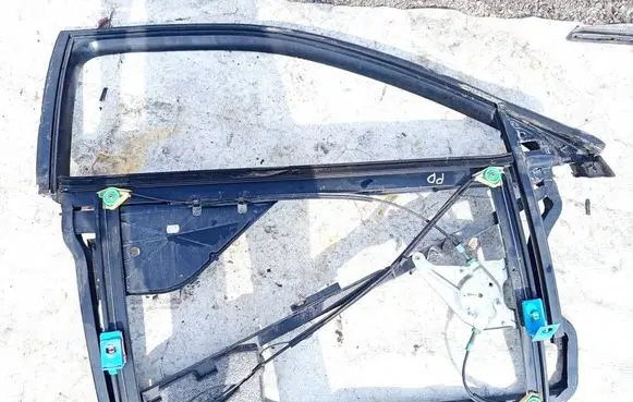 Audi A3 S3 8L Front door window/glass frame 8l3837754