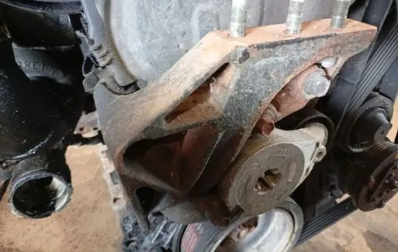 Mitsubishi Grandis Engine mounting bracket