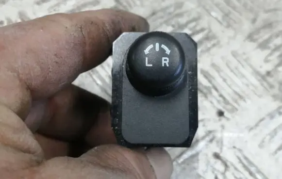 Suzuki Swift III Wing mirror switch