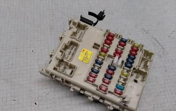 Nissan Almera N16 Fuse module 243505M310 0916022