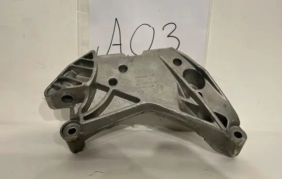 Volkswagen PASSAT B7 Engine mounting bracket 06J199207P