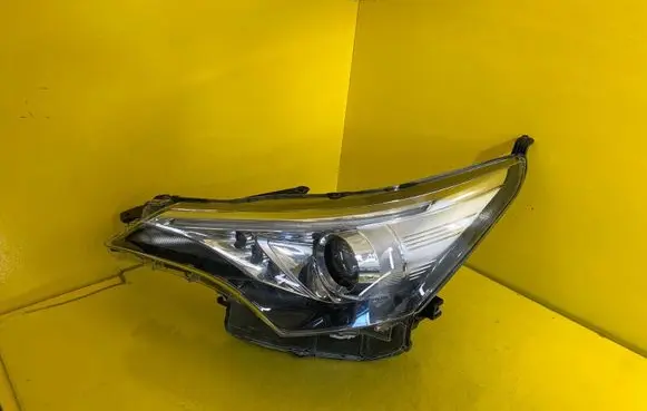 Toyota Avensis T270 Headlight/headlamp 99226-81017