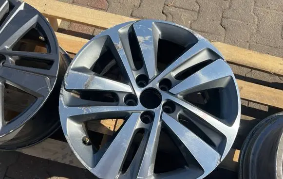 Peugeot Traveller R17 alloy rim 9810098577