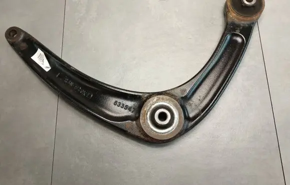 Peugeot 3008 I Front lower control arm/wishbone 833547