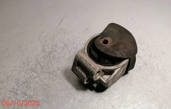 Mitsubishi Carisma Engine mount bracket