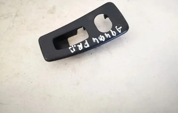 Chrysler Pacifica Front door window switch trim lpm000001616