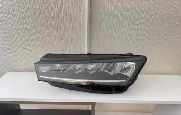 Skoda Octavia Mk4 Headlight/headlamp 5E4941015