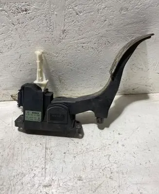 Accelerator throttle pedal