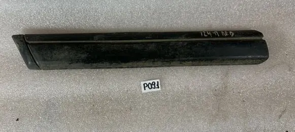Mercedes-Benz E W124 Front door glass trim molding A1246900962