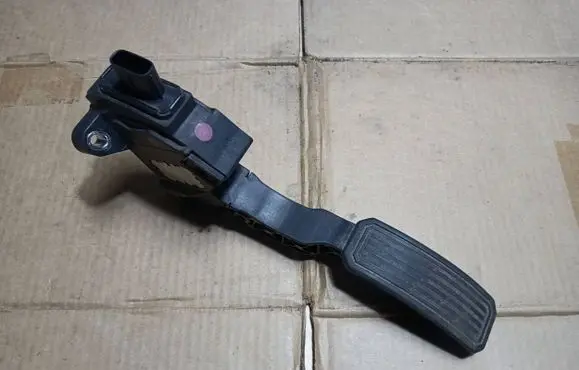 Toyota Avensis T270 Accelerator throttle pedal 7811002020