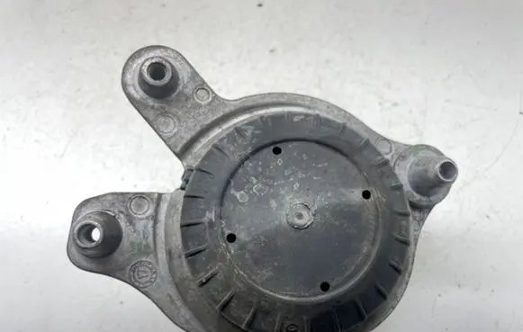 Mercedes-Benz C W205 Engine mount bracket A2052400200