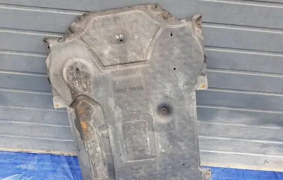 Mercedes-Benz C W204 Engine splash shield/under tray 2045203323NNH A2045203323