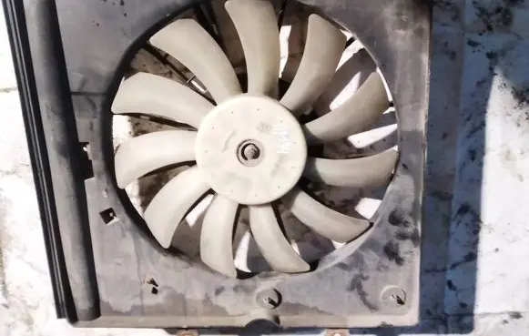 Honda FR-V Radiator cooling fan shroud