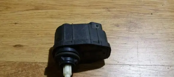 Opel Omega B1 Headlight level adjustment motor 90457812