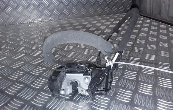 Renault Captur Front door lock 805024488R