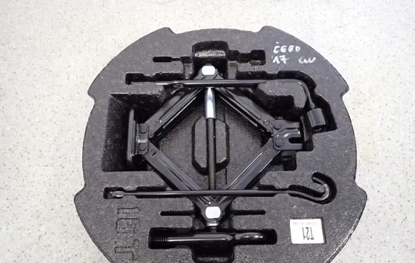 KIA Ceed Spare wheel mounting bracket 