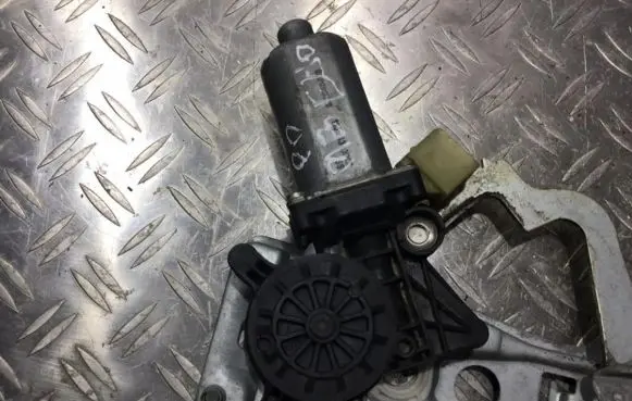 Mercedes-Benz E W210 Front door window regulator motor 0130821671