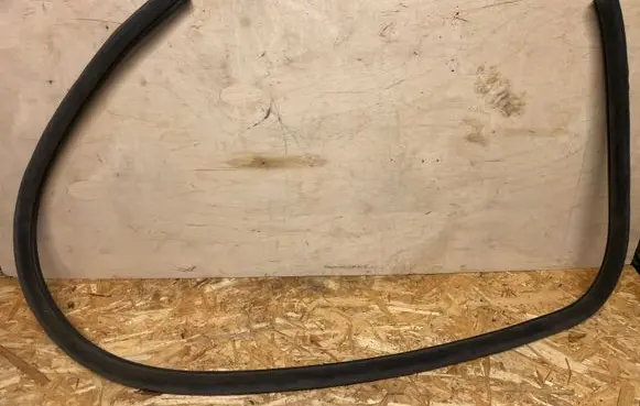 BMW 8 E31 Front door rubber seal 