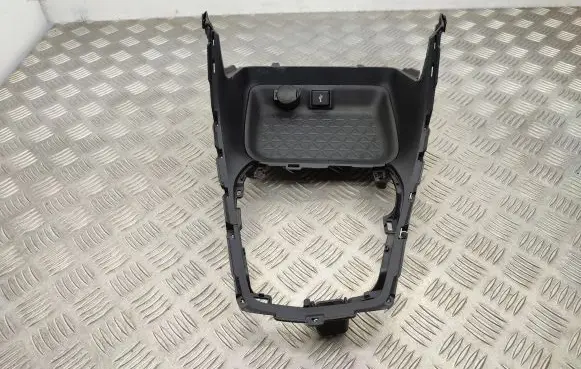 Toyota RAV 4 (XA50) USB socket connector 5881342040 5882142050 5880542080