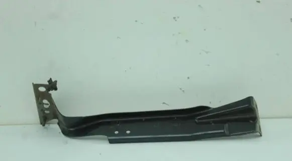 Audi A4 S4 B8 8K Fender mounting bracket 8K0821136
