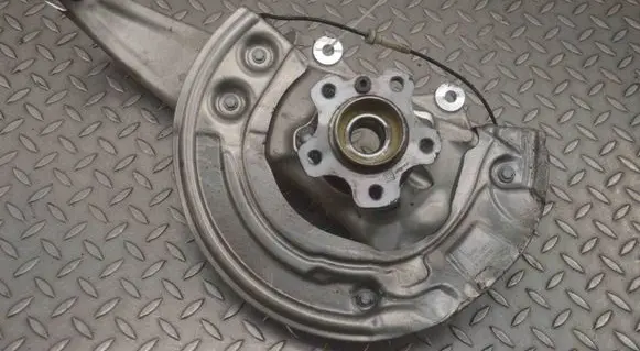 BMW 8 G14 Front wheel hub 6884385