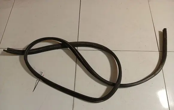 Nissan Almera Tino Rubber seal front coupe door 