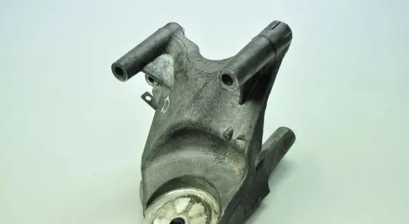 Engine mounting bracket