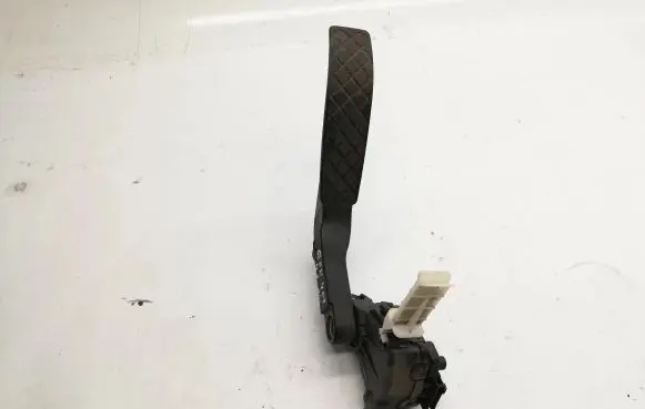 Accelerator throttle pedal