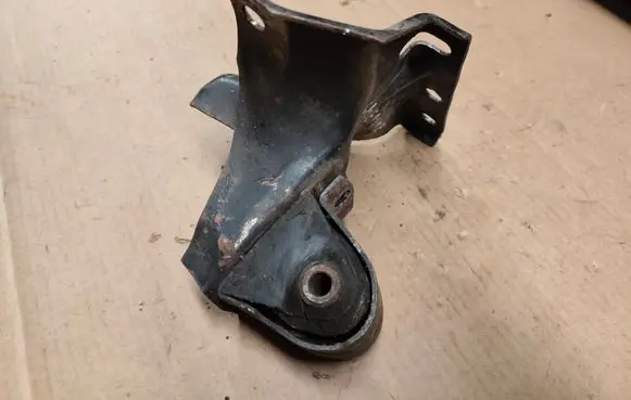 Jeep Cherokee XJ Engine mount bracket