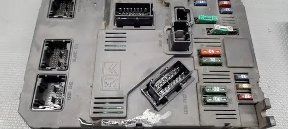 Peugeot 206+ Comfort/convenience module S118085120