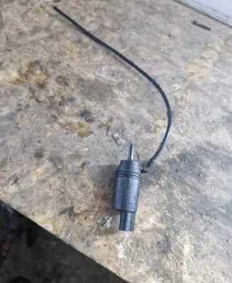 BMW 5 E39 Windshield washer spray nozzle 