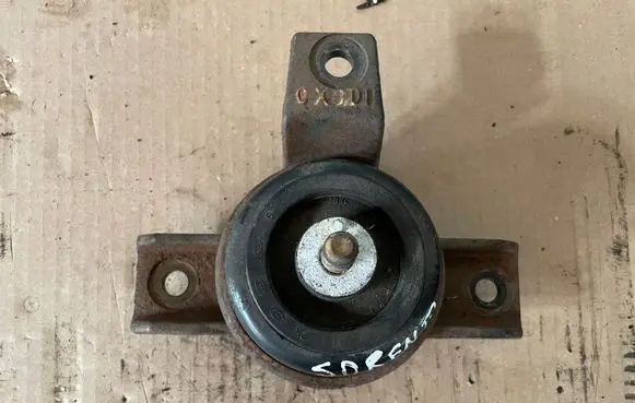 KIA Sorento Engine mount bracket 218122B100